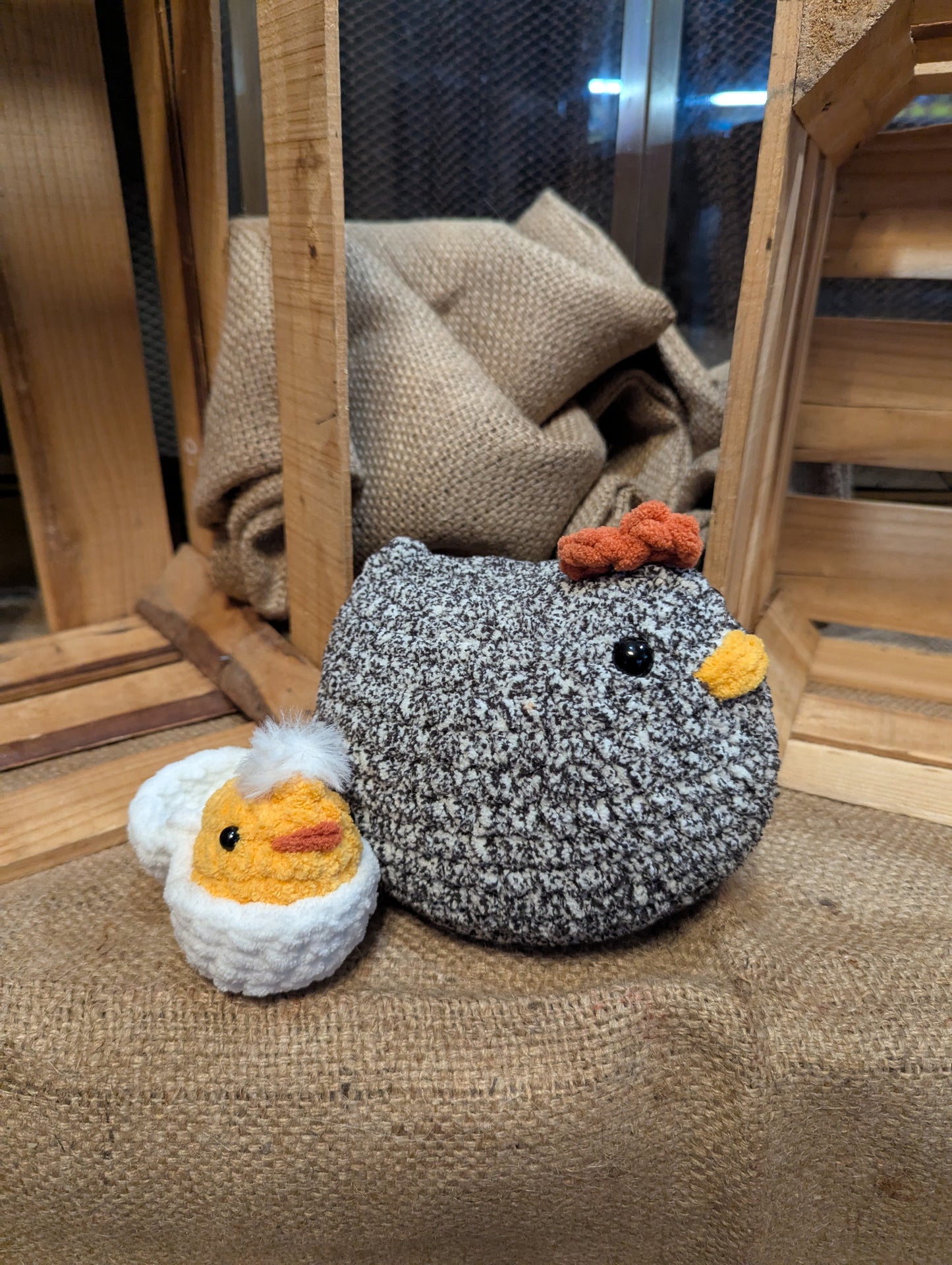 Momma Chicken (w/ one egg)